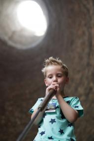 Glasmachen ist anstrengend - das können Kinder im Glasturm am Modell selbst ausprobieren.<br>Foto: LWL/Lehn