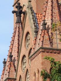 Ziegelgemauerte Turmhelme an der Dortmunder Liebfrauenkirche.<br>Foto: Parent