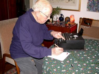 Ein kurz vor seinem Tod im Jahr 2006 entstandenes Foto zeigt Gisbert Hasenjaeger noch einmal bei der Arbeit an einer Enigma.<br>Foto: LWL/Ryska