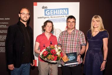 Als 200.000sten Besucher der Gehirn-Ausstellung begrüßten LWL-Kulturdezernentin Dr. Barbara Rüschoff-Parzinger (re) und Museumsdirektor Dr. Jan Ole Kriegs (li) die Museumsgäste Gudrun Feger und Markus Backes im LWL-Museum für Naturkunde.<br>Foto: LWL/Steinweg