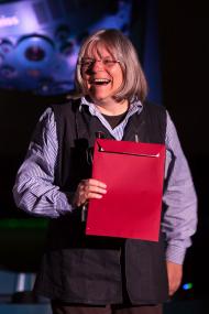 Prof. Dr . Susanne Hüttemeister, Leiterin des Planetariums Bochum, nahm stellvertretend für Klaus Willig den Preis für dessen Projektarbeit zur Ausstellung "Sounds of Changes" auf dem Fulldome Festival in Jena entgegen.<br>Foto: LWL