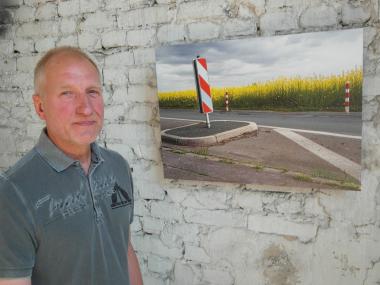 Fotograf Udo Kreikenbohm mit einem der Bilder aus seiner Fotoreihe "Berührte Landschaften".<br>Foto: LWL/Kreikenbohm