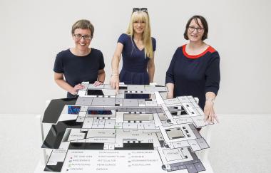 LWL-Kulturdezernentin Dr. Barbara Rüschoff-Parzinger (m.), stellvertretende Museumsdirektorin Dr. Tanja Pirsig-Marshall (l.) und die Leiterin der Kunstvermittlung, Ingrid Fisch, freuen sich über eine bessere Orientierung für alle Besucher durch Tastmodelle im LWL-Museum für Kunst und Kultur.<br>Foto: LWL/Hanna Neander