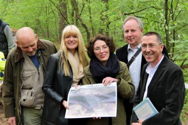 Zusammen mit dem Entdecker des Römerlagers René Jansen Venneboer präsentieren LWL-Kulturdezernentin Dr. Barbara Rüschoff-Parzinger, Dr. Bettina Tremmel und Dr. Sven Spiong sowie Prof. Michael Rind von der LWL-Archäologie für Westfalen (v.l.n.r.) die Grabungsergebnisse.<br>Foto: LWL/J. Schubert