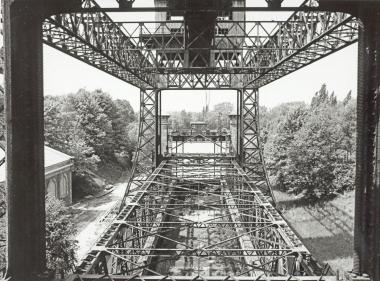 Blick vom Oberwasser auf das Führungsgerüst und den Trog des Schiffshebewerks im Juni 1984.<br>Foto: Berthold Socha