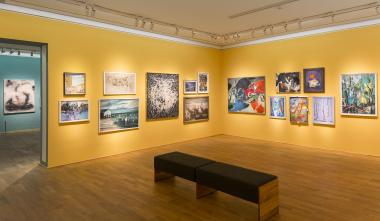 Luisa Walter spricht in der Kuratorinnenführung über die Ausstellung "Salonfähig!", in der das LWL-Museum für Kunst und Kultur besondere Werke aus dem Depot präsentiert.<br>Foto: LWL/Hanna Neander 