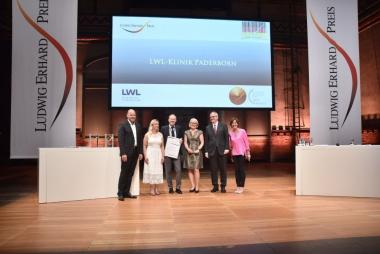 Die zwölffache Paralympics-Siegerin und ehemalige Behindertenbeauftragte der Bundesregie-rung, Verena Bentele (2.v.l.), überreichte mit (v.l.) Thomas Kraus (Vorsitzender der Initiative Ludwig-Erhard-Preis) den Ludwig-Erhard-Preis in Bronze an Frank Hackmann (stellv. Kaufmän-nischer Direktor der LWL-Klinik Paderborn) und Monika Seewald (Pflegedirektorin der LWL-Klinik Paderborn). Mit ihnen freuen sich Dr. Wolfgang Schirmer (Jurymitglied) und Ursula Heller (Moderatorin).<br>Foto: ILEP