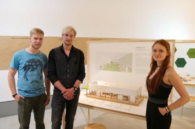 Die Design-Studierenden Jan Breite, Joel Ernst, Helen Brose präsentieren das von Ihnen erarbeitete Modell zur Neugestaltung der "Grauen Mitte".<br>Foto: LWL/Wolpert