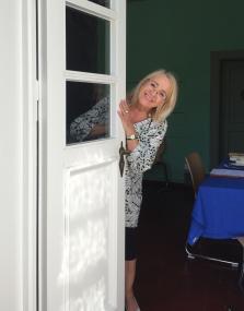 Angelika Hornig öffnet die Türen zur Blauen Stunde im Herrenhaus.<br>Foto: LWL/Hornig 