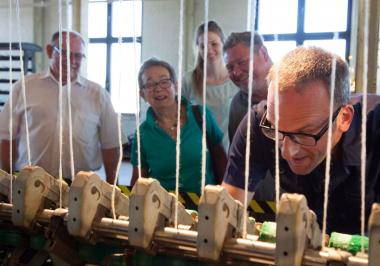 Restaurator Gerd Hölker bringt die alten Spinnmaschinen wieder zum Laufen.<br>Foto: LWL/Holtappels