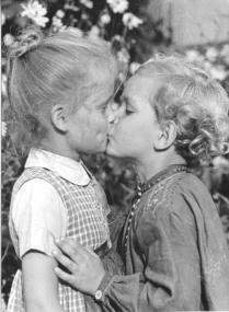 Küsse - wenn auch nicht diejenigen von Kindern - sind und waren ein beliebtes Motiv in Volksliedern und Schlagern.<br>Foto:  LWL/Volkskundearchiv/Happe