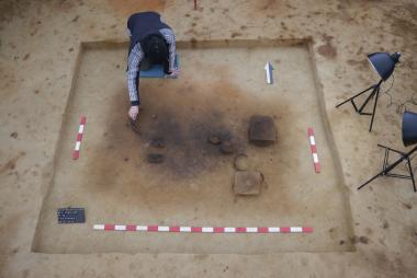 Die Archäologen stießen überraschend auf mehrere Gräber aus der Jungsteinzeit, die mit zahlreichen Grabbeigaben versehen waren. Vorsichtig müssen diese freigelegt und dokumentiert werden.<br>Foto: LWL/I. Pfeffer