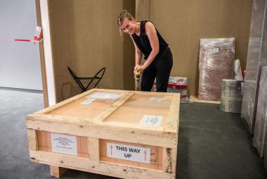 Ausstellungsmacherin Dr. Michaela Klösener freut sich über das erste, eingetroffene Ausstellungsobjekt und öffnet gespannt die Transportkiste.<br>Foto: LWL/ Heimann