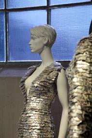 Die Kreation "Silver Mosaic" des Modekünstlers Stephan Hann.<br>Foto: LWL/Sven Betz