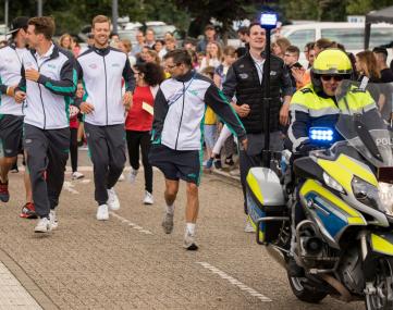 Mitglieder aus dem Team des "Deutschland-Achters" waren beim Unicef-Lauf der drei Dort-munder LWL-Förderschulen dabei: (v.l.) Nico Merget (teilweise verdeckt), Richard Schmidt, Jo-hannes Weißenfeld, Martin Sauer und Malte Jakschick folgten beim Start dem Polizeimotorrad.<br> Foto: LWL