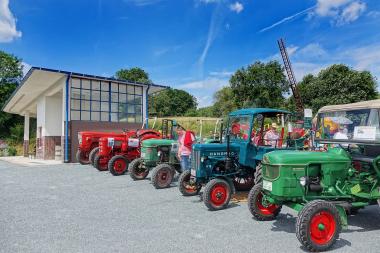 Farbenfroh und lautstark präsentieren sich die Oldtimer-Traktoren am Sonntag im LWL-Freilichtmuseum Detmold.<br>Foto: LWL/Jähne