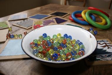 Historische Kinderspiele laden zum Mitspielen im Textilwerk ein.<br>Foto: LWL/Fernandes