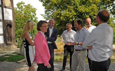 Besuch im LWL-Freilichtmuseum Detmold: LWL-Kulturdezernentin Dr. Barbara Rüschoff-Parzinger (v. l.), NRW-Heimatministerin Ina Scharrenbach, Dr. Georg Lunemann (Erster Landesrat und Kämmerer des LWL), Thomas Lammering (Technischer Beigeordneter der Stadt Detmold), Muse-umsdirektor Prof. Dr. Jan Carstensen, Wolf-Daniel Gröne-Holmer (LWL-Kulturabteilung) und Rainer Heller (Bürgermeister der Stadt Detmold).<br>Foto: LWL/Stuke