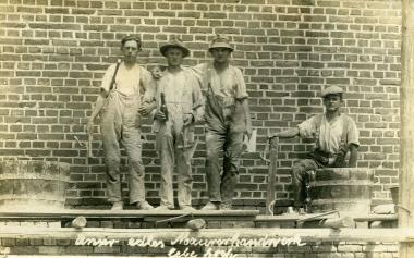 Auf Baustellen wurde, wie hier 1925 in Dortmund, gern die eine oder andere Flasche Bier geleert. Die Aufschrift auf dem Bild lautet: "Unser edles Maurerhandwerk lebe hoch".<br>Foto: LWL-Volkskundearchiv