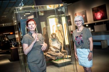 Gebärdendolmetscherin Alexandra Lorenz und LWL-Museumspädagogin Gerda Windau stellen interessierten Menschen mit Hörbehinderung die Sonderausstellung "Das Gehirn" in einer gebärdengedolmetschten Führung vor.<br>Foto: LWL/Steinweg