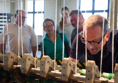 Wie wird die Faser zum Faden? Restaurator Gerd Hölker bringt die alten Spinnmaschinen wieder zum Laufen.<br>Foto: LWL/Holtappels