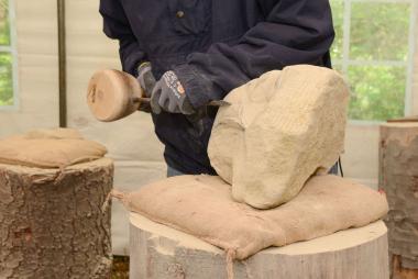 Mit Fäustel und Meißel verwandelt sich der weiche Sandsteinblock zu individuellen Skulpturen.<br>Foto: LWL 