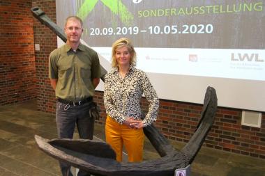 Stolz präsentieren Museumsleiterin Dr. Doreen Mölders (re.) und Ausstellungskurator Dr. Stefan Leenen das größte Exponat der PEST!-Ausstellung, den Anker der "Grand Saint Antoine".<br>Foto: LWL/J. Schubert