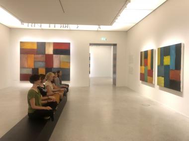 Im Workshop wird unter anderem die Kunst des Malers Sean Scully durch Yoga und Meditation auf besondere Art erfahrbar.<br>Foto: LWL/Nora Staege