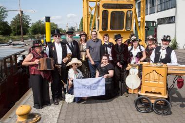 Gruppenbild mit Steampunks und Museumsleiter Dr. Arnulf Siebeneicker am Oberwasser des Schiffshebewerks.<br>Foto: LWL/Hudemann