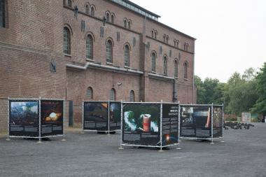 Auf dem ehemaligen Zechenvorplatz zeigen großformatige Kuben Luftbildaufnahmen des Künstlers Henry J Fair.<br>Foto: LWL-Industriemuseum/Hudemann