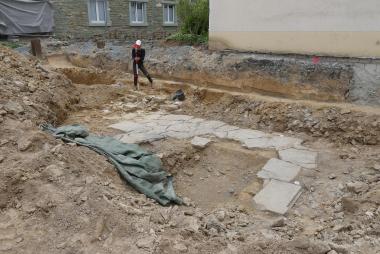 Das neuzeitliche Kellerfundament wird von den Archäologen genauestens vermessen.<br>Foto: EggensteinExca/T. Evers
