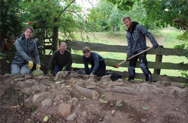 Glückliche Finder: Studierende der Universität Kiel haben die Reste der Borgentreicher Stadtmauer ans Tageslicht gebracht.<br>Foto: LWL/N. Wolpert