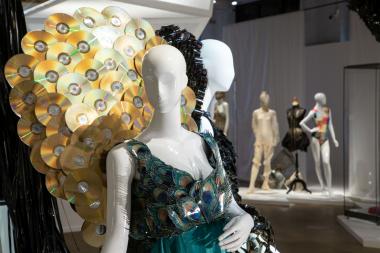 Ein Kleid kann auch aus bedrucktem Papier und goldenen CDs bestehen, wie dieses Modekunstwerk des Designers Stephan Hann im Textilwerk Bocholt zeigt.<br>Foto: Sven Betz