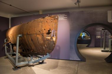 Der Blick in die Ausstellung zeigt das Bugsegment des U-Boots Typs "Seehund", eine Leihgabe aus dem Militärhistorischen Museum der Bundeswehr in Dresden.<br>Foto: LWL/Appelhans