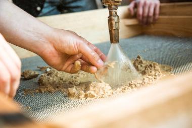 Fachleute des LWL, hier der Paläontologe Dr. Christian Pott, erklären den kleinen und großen Museumsgästen, wie das Schlämmen zur Auffindung von Fossilien funktioniert.<br>Foto: LWL/Steinweg