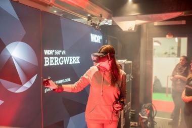 Mithilfe einer VR-Brille können Besucher im WDR-Truck Bergbau erleben.<br>Foto: WDR