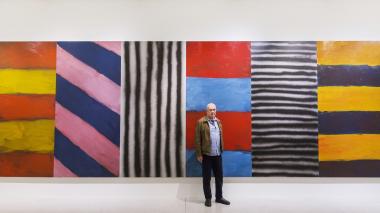 Der Künstler Sean Scully vor seinem Werk "Blue Note" im LWL-Museum für Kunst und Kultur.<br>© Sean Scully, Foto: LWL/Hanna Neander