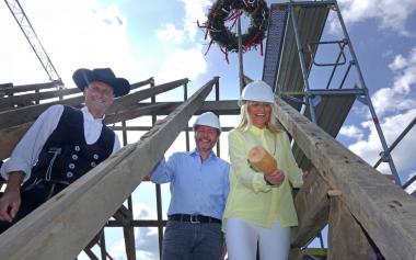 Gebäuderestaurator für Holz Burkhard Gemke, Museumsleiter Prof. Dr. Jan Carstensen und LWL Kulturdezernentin Dr. Barbara Rüschoff-Parzinger beim Einschlagen des letzten Holznagels.<br>Foto: LWL
