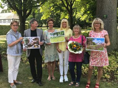 Gratulierten der Preisträgerin stellv. Bürgermeisterin Christa Heinemann (v.l.), Jurymitglied Herbert Franz Gruber, Parkeigentümerin Anna von Oeynhausen-Sierstorpff, LWL-Kulturdezernentin Dr. Barbara Rüschoff-Parzinger, Preisträgerin Christel Schiefer und Initiatorin Dr. Yasmine Freigang von der LWL-Kulturabteilung.<br>Foto LWL/Anna Kopetsch