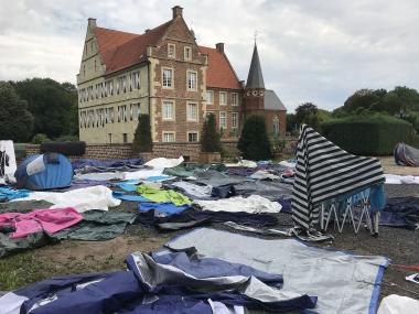 Müll vom Festivalgelände des Wacken Open Air, der auf Burg Hülshoff von Studio Umschichten zur Grundlage des Festivalzentrums umfunktioniert wird.<br>Copyright: Studio Umschichten