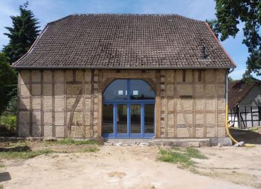 Das Wohnhaus Windmühlenfeld 6 (Ansicht der Ostseite) nach der Instandsetzung im Juli 2019.<br>Foto: Lars Jacobs, Bünde