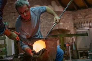 Herstellung von mundgeblasenem Glas. Ein Verfahren, das zum immateriellen Kulturerbe gehört.<br>Foto: LWL/Brandt 