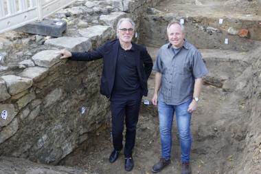 Stadtarchivar Christoph Laue und LWL-Archäologe Sven Spiong (v.l.n.r.) vor der freigelegten Bastionsmauer.<br>Foto: LWL/F. Kronfeld