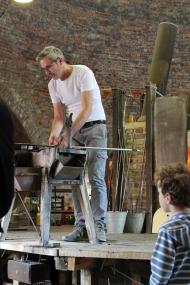 Glasmacher erklären Kindern ihre Arbeit.<br>Foto: LWL/Penning