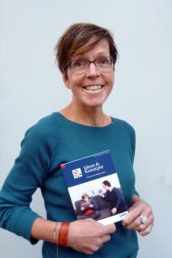 LWL-Pflegekinderexpertin Imke Büttner mit dem vom LWL herausgegebenen Buch "Pubertät bei Pflegekindern".<br>Foto: LWL
