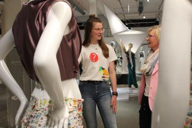 Die Museumsmitarbeiterin Hanna Stenkamp beantwortet Besucherfragen. Die "Live Speaker" sind gut am großen roten Button mit weißem Fragezeichen zu erkennen.<br>Foto: LWL/Hüing