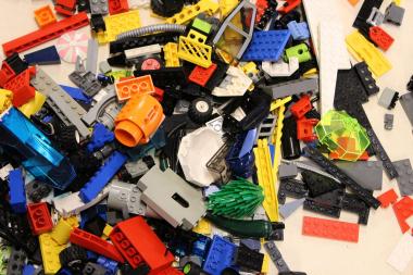 Beim Brick Art-Workshop im Textilwerk entstehen aus Legosteinen modische Designs. Dabei ist viel Kreativität gefragt.<br>Foto: LWL/Frins