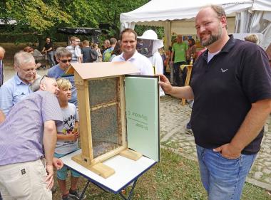 Im Bienenzentrum am Lippischen Meierhof können die Besucher beim Freilichtgenuss Kerzen aus Bienenwachs drehen und Bienen filzen.<br>Foto: LWL/Jähne
