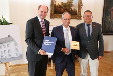 LWL-Direktor Matthias Löb (m.) übereichte den Förderbescheid des LWL für die Neugestaltung des Museums Abtei Liesborn an Landrat Dr. Olaf Gericke (l.). Darüber freut sich auch Christian Thegelkamp (r.), Bürgermeister der Gemeinde Wadersloh.<br>Foto: Kreis Warendorf