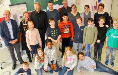 Die Schülerinnen und Schüler der Löchterschule und der Pfefferackerschule feierten den er-folgreichen Abschluss der Projektwoche "Mit Schalke kann jeder rechnen" gemeinsam mit (hin-ten v.l.) Uwe Eisenberg (Bezirksregierung Münster), Dr. Christel Schrage (LWL-Schulreferatsleiterin), Bernhard Südholt (Schulamt der Stadt Gelsenkirchen), Martin Renfordt, Dr. Andreas Seiler-Kesselheim (TU Dortmund), Denise Jarzombek, Julia Golbach und Björge Grups.<br>Foto: LWL/Fechtner